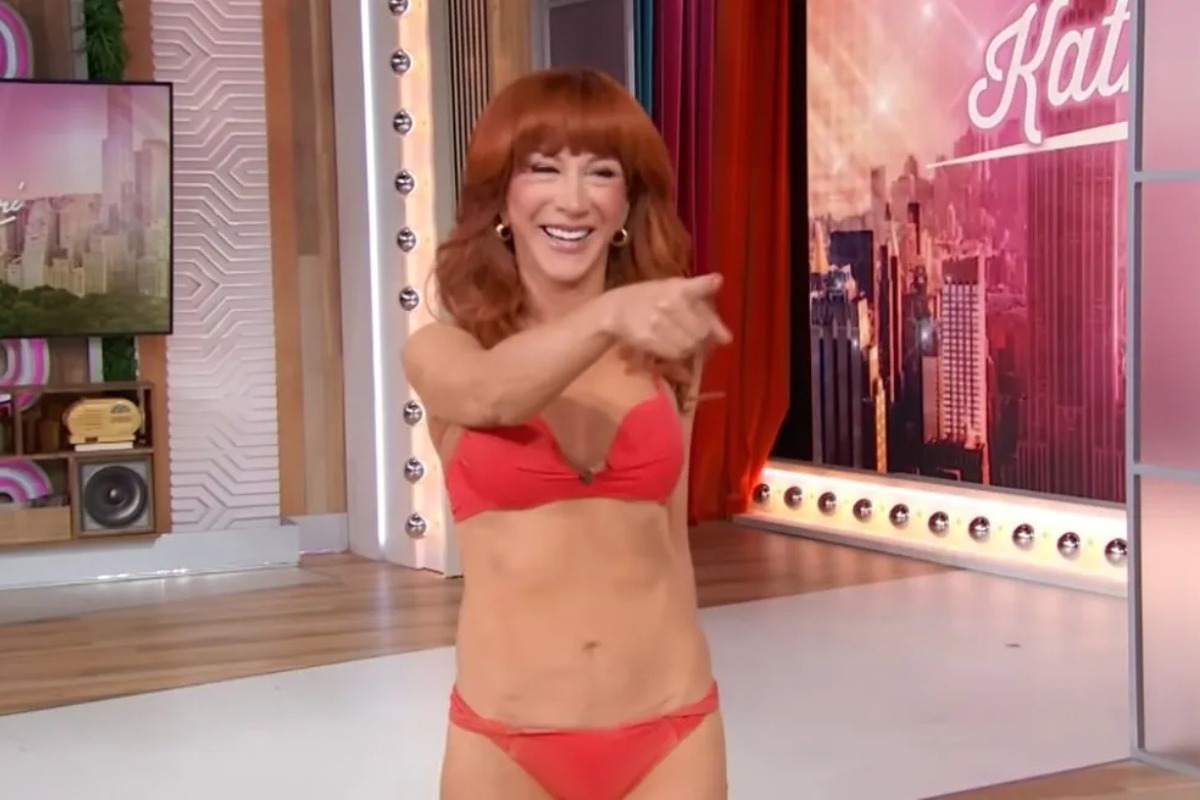 Κάθι Γκρίφιν: Εντυπωσίασε σε τηλεοπτική εκπομπή με αποκαλυπτικό μπικίνι και γόβες στα 65 της χρόνια