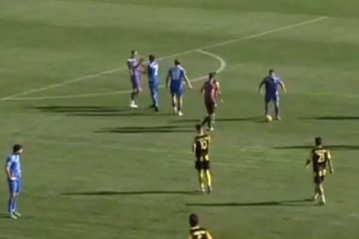 Απίστευτα σκηνικά στη Super League 2: Οι παίκτες της Καβάλας «έστειλαν» τον τερματοφύλακά τους στην κερκίδα μετά τα τραγικά του λάθη