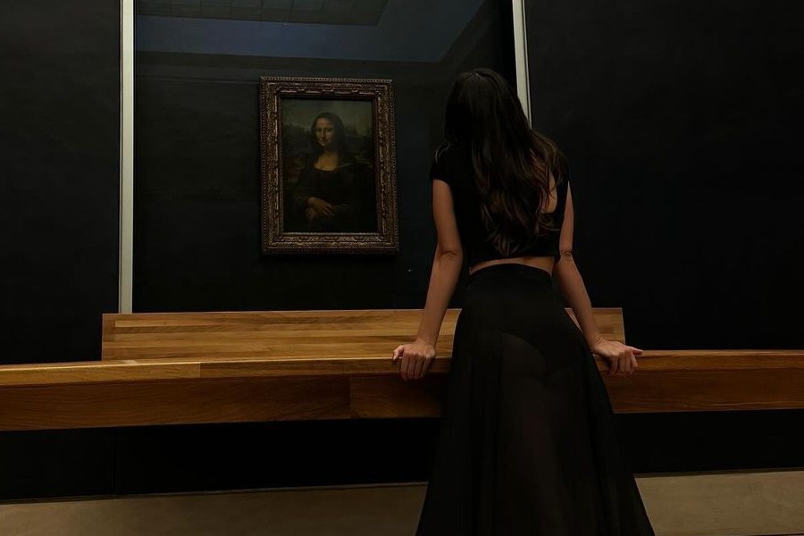 H Kendall Jenner έκανε μια βόλτα στο Λούβρο έτσι όπως δεν έχει ξανακάνει κανείς