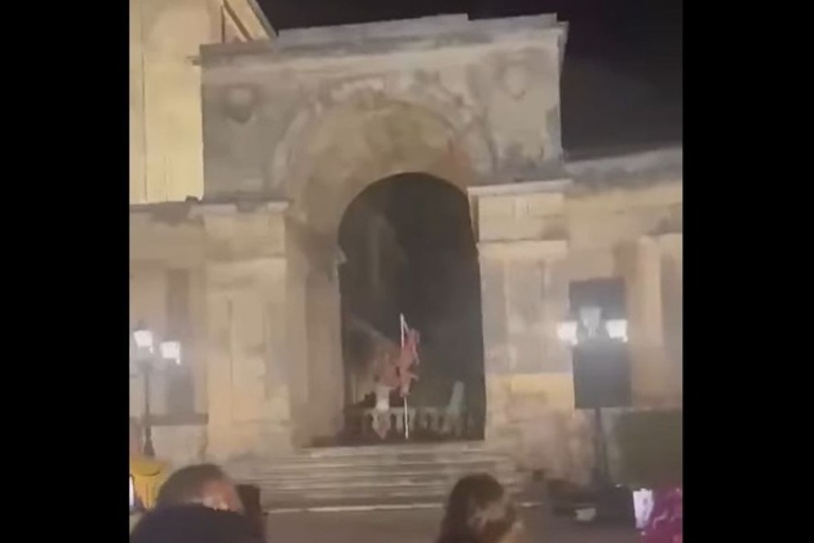Κέρκυρα: Ημίγυμνα μοντέλα κάνουν pole dancing και φωτογραφίζονται έξω από τα παλαιά ανάκτορα