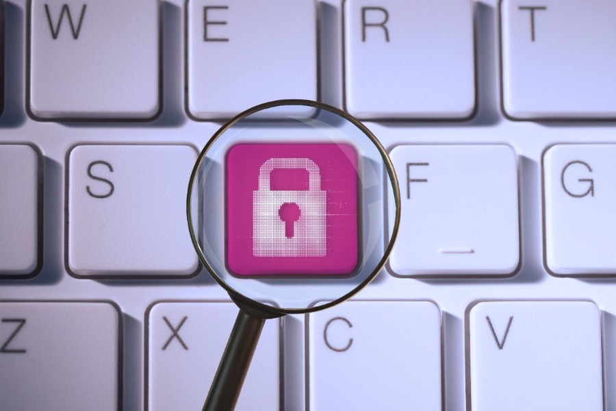 Λούβρο: Δεν πίστευαν στα μάτια τους όταν είδαν τον κωδικό πρόσβασης στο σύστημα παρακολούθησης