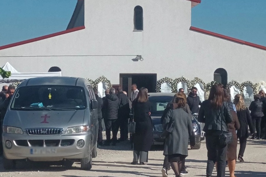 «Δεν μου άρεσε η στάση του σώματός της και μπήκα να δω αν είναι καλά»: Σε βαρύ κλίμα η κηδεία της 49χρονης αρτοποιού