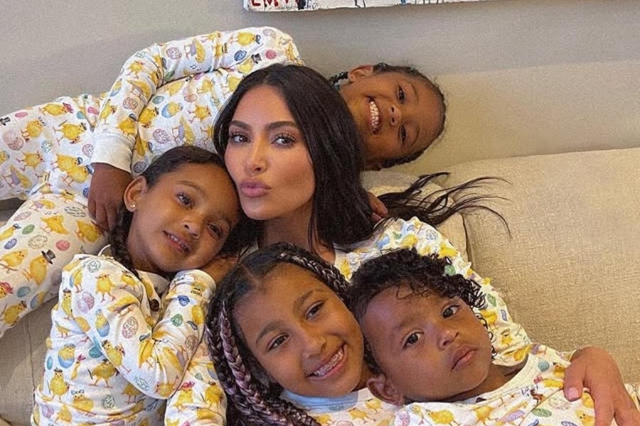 Kim Kardashian: Το εξωφρενικό ποσό που δίνει στις 10 νταντάδες που προσέχουν τα παιδιά της