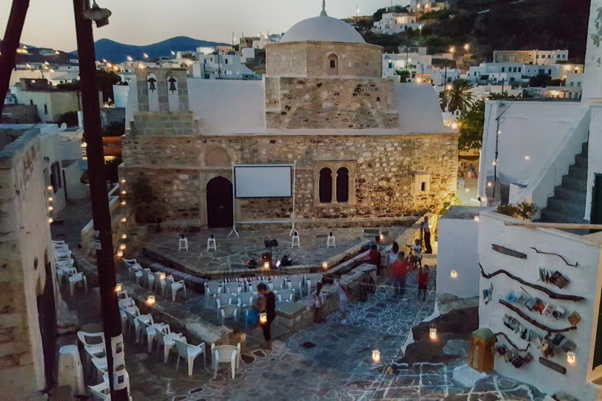 Το θερινό σινεμά στην Κίμωλο κάνει τον γύρο του διαδικτύου: Ο κινηματογράφος συναντά τη φύση