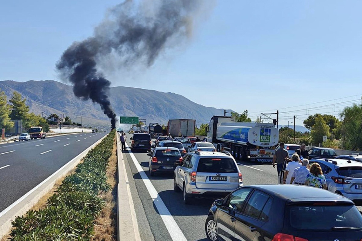 Φωτιά στην Αθηνών‑Κορίνθου μετά από ανατροπή βυτιοφόρου