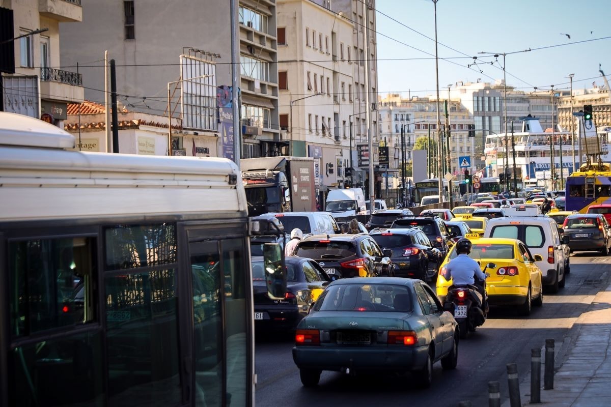 Διακοπή κυκλοφορίας από ανατροπή φορτηγού στην Περιφερειακή Αιγάλεω – Συμφόρηση σε Κηφισό και Αττική Οδό