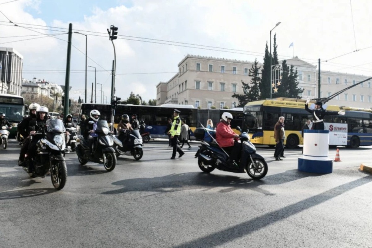 Νέα δεδομένα για τους μοτοσικλετιστές: Τι προβλέπει ο νέος ΚΟΚ για ηλεκτρονικά πρόστιμα, όρια ταχύτητας και κράνος