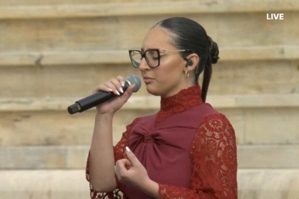 Η Klavdia τραγούδησε την «Αστερομάτα» στην τελετή παράδοσης της Φλόγας στο Καλλιμάρμαρο