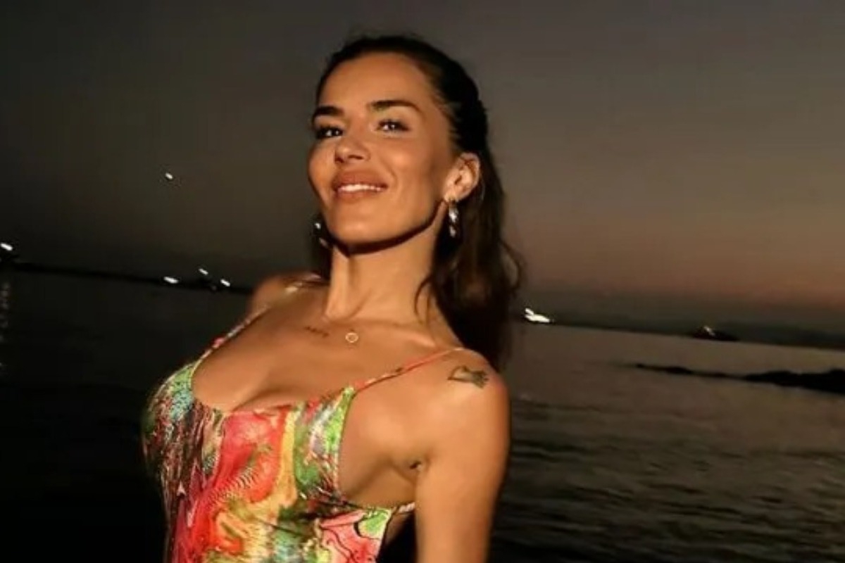 Χριστίνα Κολέτσα: Βραδινό μπάνιο με μαγιό που αναδεικνύει τις καμπύλες της