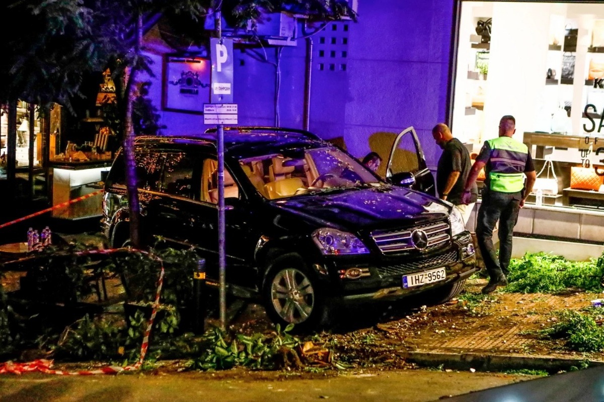 Σοβαρό ατύχημα στο Κολωνάκι: Λύθηκε το χειρόφρενο στο τζιπ – Συνελήφθη ο οδηγός, 11 τραυματίες στο ΚΑΤ, σοβαρά ο ένας
