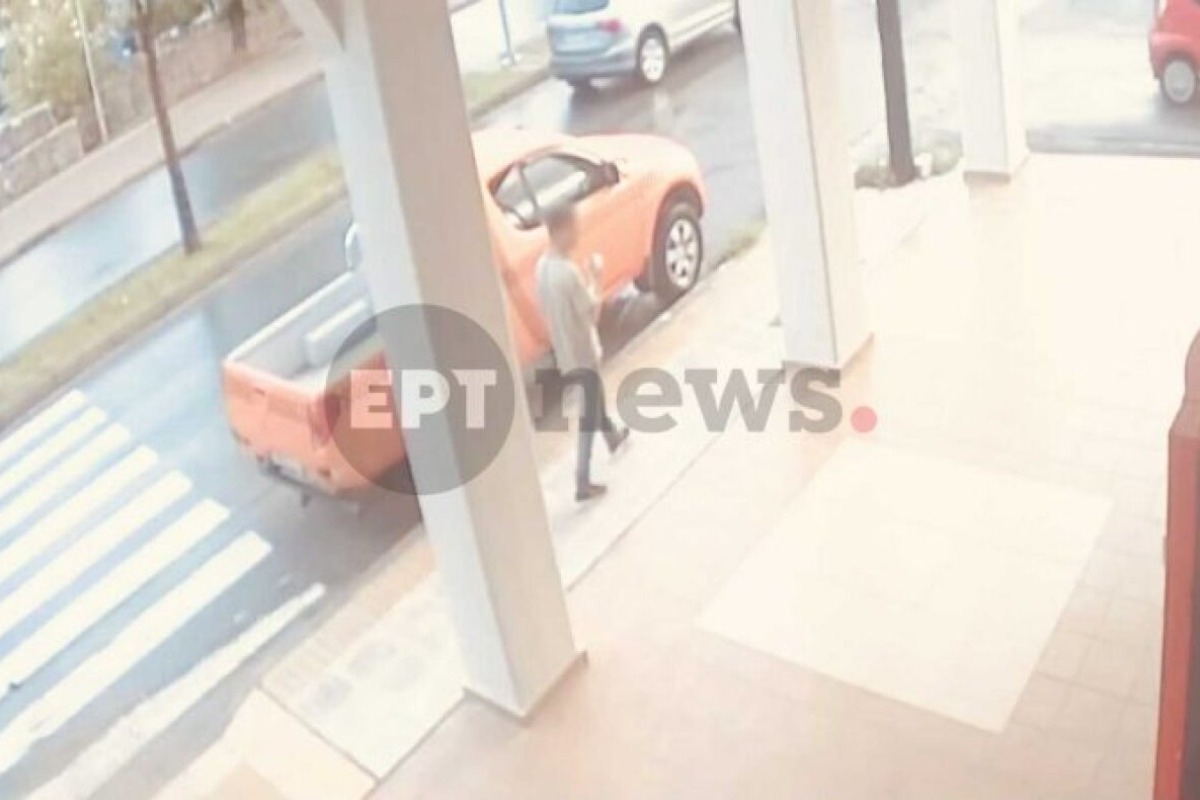 Φοινικούντα: Βίντεο δείχνει τον 22χρονο έξω από τα ΚΤΕΛ Καλαμάτας μετά το φονικό ‑ Είχε υποστηρίξει ότι διέφυγε κολυμπώντας