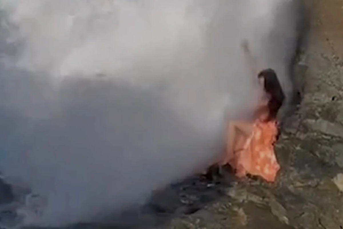 Τουρίστρια παρασύρεται από μανιασμένο κύμα την ώρα που ποζάρει για φωτογραφία