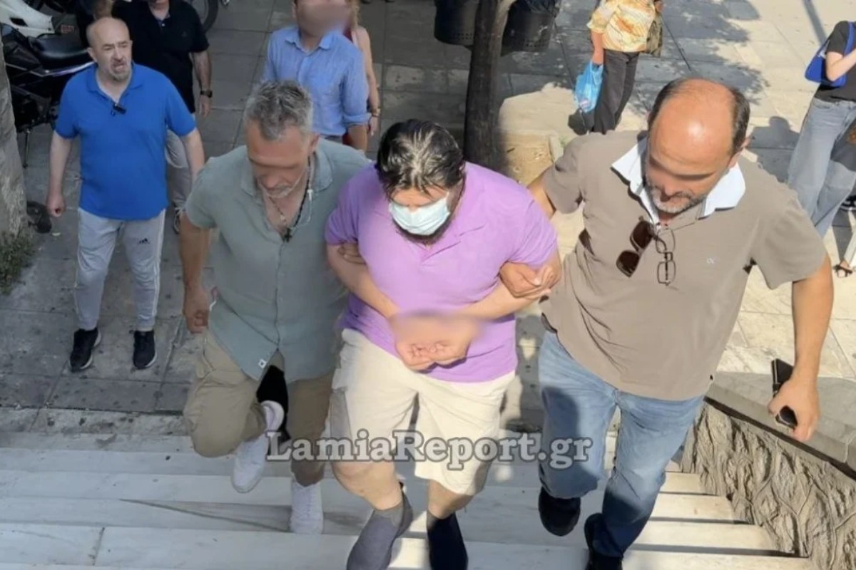 Λαμία: Αποδοκίμασαν τον δολοφόνο του 59χρονου ιδιοκτήτη καφετέριας στα δικαστήρια