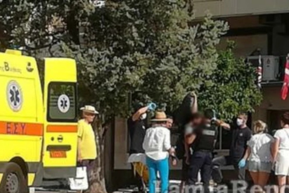 Τουρίστας έμεινε ακίνητος ‑σαν στήλη άλατος‑ για δύο ώρες σε πλατεία στη Λαμία, αναστατώνοντας τους κατοίκους