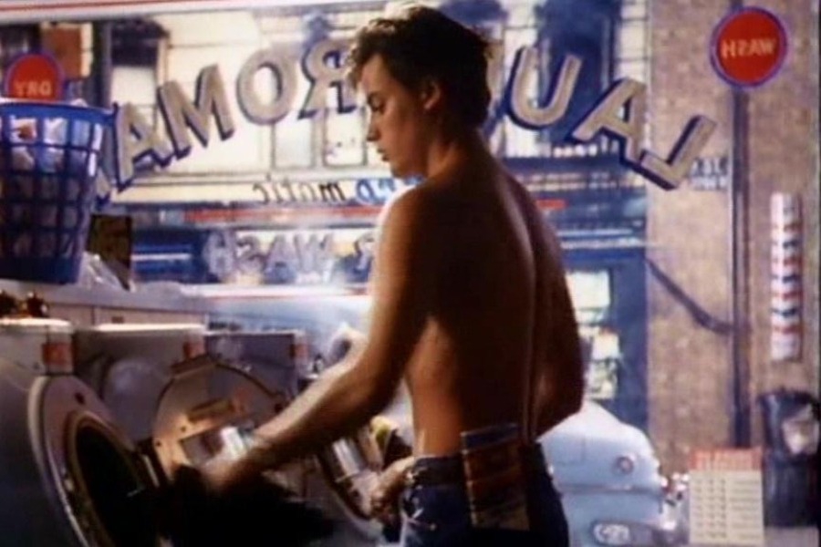 Η διαφήμιση τζιν της δεκαετίας του ’80 που είχε προκαλέσει σάλο: «Το γυναικείο βλέμμα στο ανδρικό σώμα»