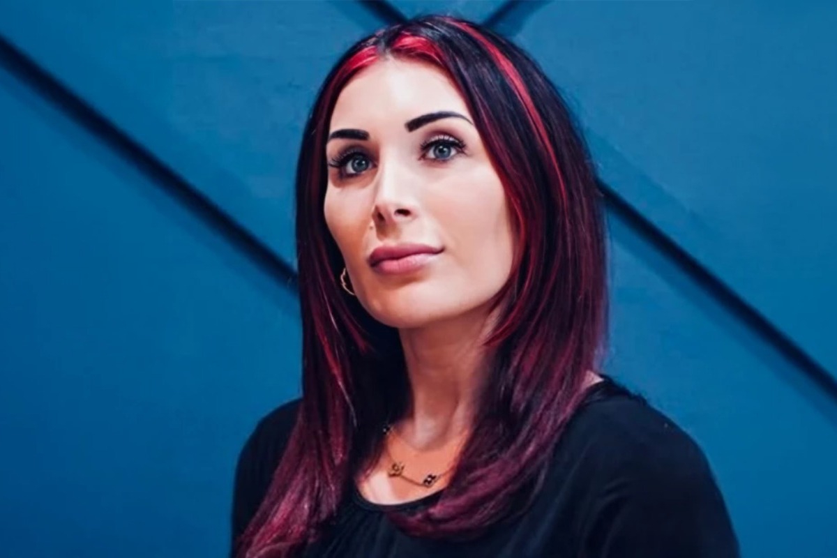 Συνωμοσιολόγος ίνφλουενσερ έπεισε τον Τραμπ να καθαιρέσει τον διευθυντή της αμερικανικής υπηρεσίας κατασκοπείας