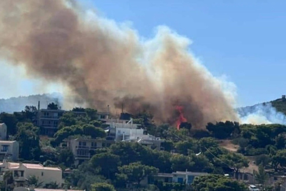 Φωτιά τώρα στο Λαύριο: Ήχησε το 112 ‑ «Απομακρυνθείτε προς Ανάβησσο»