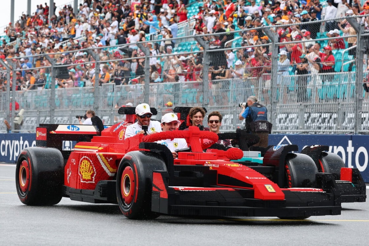 Η Lego κατασκεύασε αυτοκίνητα F1 κανονικού μεγέθους για την παρέλαση στο Μαϊάμι GP