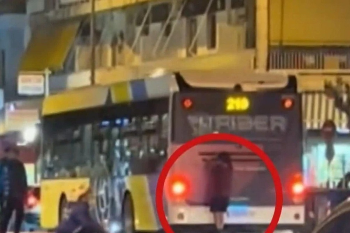 Νεαρός αφήνει το πατίνι και σκαρφαλώνει σε λεωφορείο εν κινήσει στην Καλλιθέα