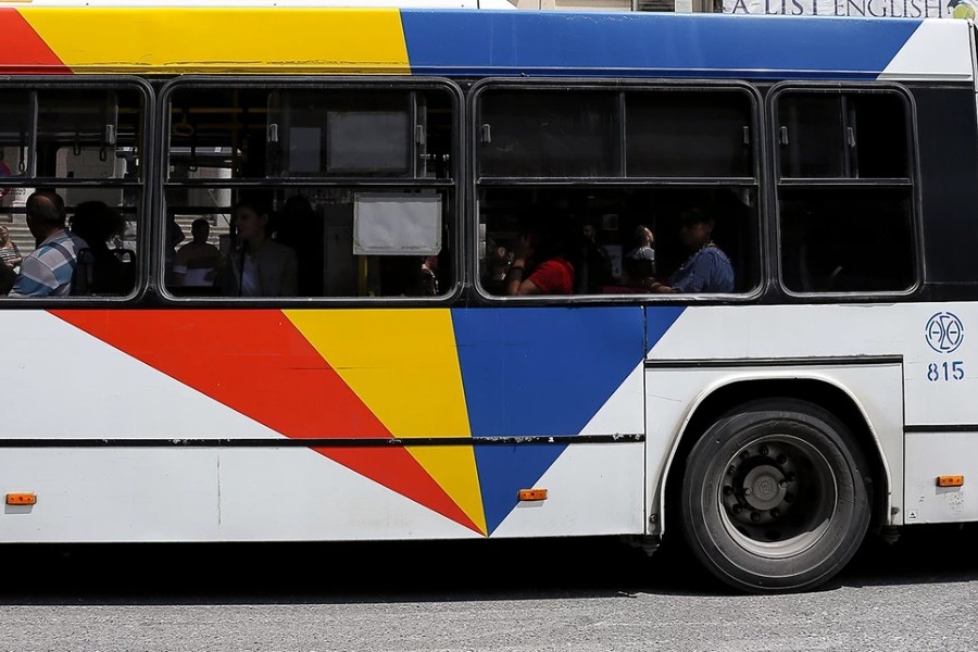 Παράσυρση πεζού από λεωφορείο στη Θεσσαλονίκη: Τραυματίστηκαν και επιβάτες