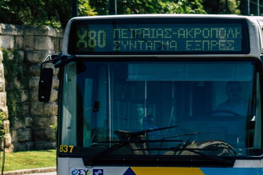 Κάμερες σε 600 λεωφορεία για να καταγράφουν παραβάσεις και να «κόβουν» κλήσεις σε live χρόνο