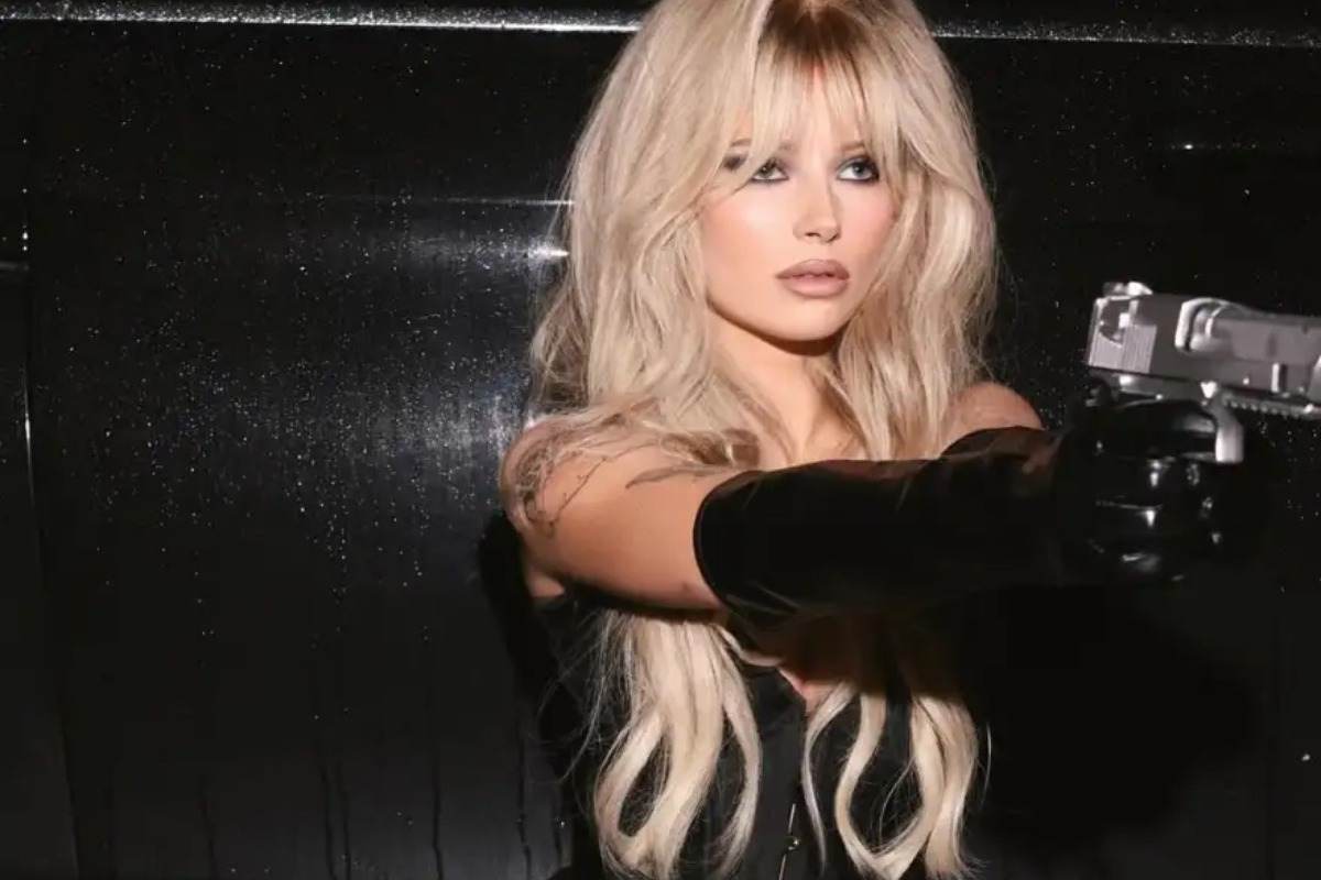 Η Λότι Μος ντύθηκε... Πάμελα Αντερσον για το Χάλογουιν