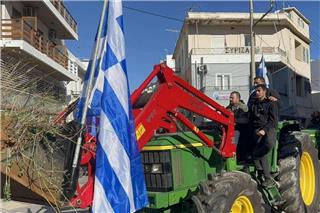 Μηχανοκίνητη πορεία αγροτών στο Ρέθυμνο – Πέταξαν συμβολικά άχυρα και άφησαν φέρετρα έξω από γραφεία
