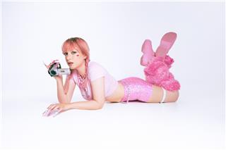 Ροζ, γκλίτερ και attitude: η V4L μάς συστήνει τον κόσμο του FLEGETAI