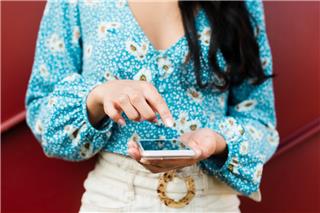 Πόση ώρα περνάς στο κινητό; Η ψυχολογία εξηγεί τι σημαίνει αυτό για το μυαλό σου