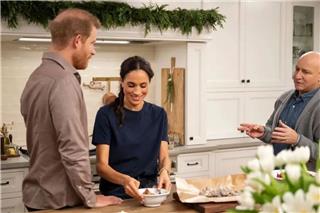 Το «πικάντικο» σχόλιο του πρίγκιπα Χάρι στο χριστουγεννιάτικο γεύμα της Μέγκαν Μαρκλ