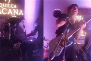 Επικίνδυνη στιγμή σε συναυλία: Τραγουδιστής υπέστη ηλεκτροπληξία από το μικρόφωνο - Βίντεο