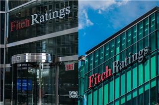 Γιατί ο οίκος Fitch προχώρησε στην αναβάθμιση της Ελλάδας