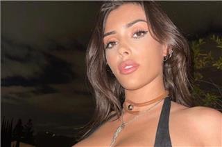 Η Μπιάνκα Σενσόρι κηρύσσει τον «πόλεμο» στην Κιμ Καρντάσιαν, λανσάρει δικά της εσώρουχα και ποζάρει με ματωμένο μαχαίρι