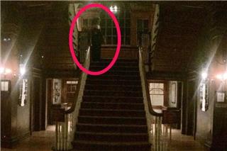 Ισχυρίζεται ότι κατέγραψε φάντασμα στο διάσημο Stanley Hotel - «Η φωτογραφία δεν είναι ΑΙ»