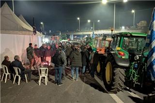 Μπλόκα σε Νίκαια, Μάλγαρα και Ε65 - «Ήρθαμε για να μείνουμε» λένε οι αγρότες και κλιμακώνουν τις κινητοποιήσεις