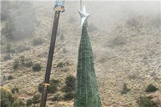 Φωταγωγείται σήμερα το μεγαλύτερο χριστουγεννιάτικο δέντρο της Ευρώπης - Δε φαντάζεσαι που βρίσκεται