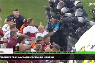 Εικόνες ντροπής στην Αργεντινή: Αγριο ξύλο στον αγωνιστικό χώρο και χρήση χημικών από την αστυνομία