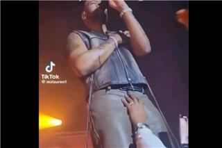 Σεξουαλική παρενόχληση on stage για τραγουδιστή: Θαυμάστρια του έπιασε τα γεννητικά όργανα