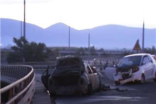 Φάληρο: Κάηκε ολοσχερώς αυτοκίνητο μετά από σύγκρουση - Είχε μπει στο αντίθετο ρεύμα