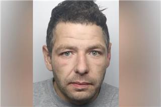 Παιδοκτόνος δολοφονήθηκε μέσα στο κελί του από 3 συγκρατούμενούς του