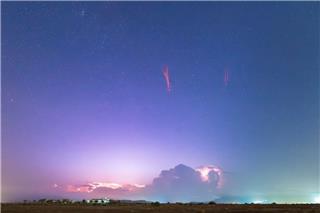 Εντυπωσιακό φυσικό φαινόμενο στην Κύπρο: Red Sprites εμφανίστηκαν στον ουρανό - Δείτε βίντεο