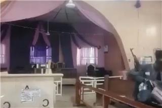 Η τρομακτική στιγμή που ένοπλοι εισβάλουν σε εκκλησία στη Νιγηρία