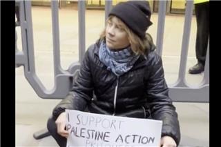 Βρετανία: Χειροπέδες στη Γκρέτα Τούνμπεργκ για επίδειξη πλακάτ - Η στιγμή της σύλληψης