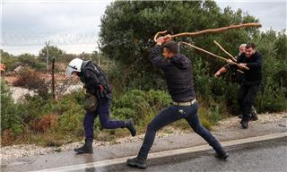 Αγρότης κατά αστυνομικού με την... κατσούνα - Η φωτογραφία από τα Χανιά που έγινε viral