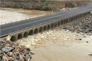 Εκκενώθηκε οικισμός κοντά στα Φάρσαλα γιατί υπερχείλισε ο ποταμός Ενιπέας