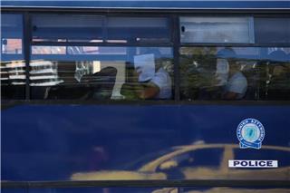 Ελεύθεροι με όρους πέντε ανήλικοι για τα επεισόδια έξω από το γήπεδο στην Αλεξάνδρας