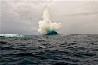 Το κύμα που «εξερράγη» στη μέση του ωκεανού: Σπάνιο φαινόμενο στα ανοιχτά της Δυτικής Αυστραλίας