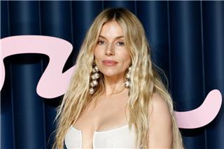 Έγκυος στο τρίτο της παιδί η Σιένα Μίλερ - Η αποκαλυπτική της εμφάνιση στο κόκκινο χαλί