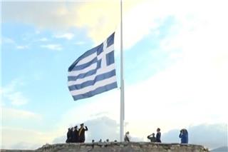 Ημέρα των Ενόπλων Δυνάμεων: Συγκίνηση κατά την έπαρση της σημαίας στην Ακρόπολη – Δείτε βίντεο