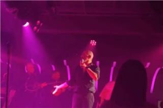 Έξαλλος ο Βαλάντης με τους μουσικούς του - Η αηδιαστική κίνηση στην πίστα